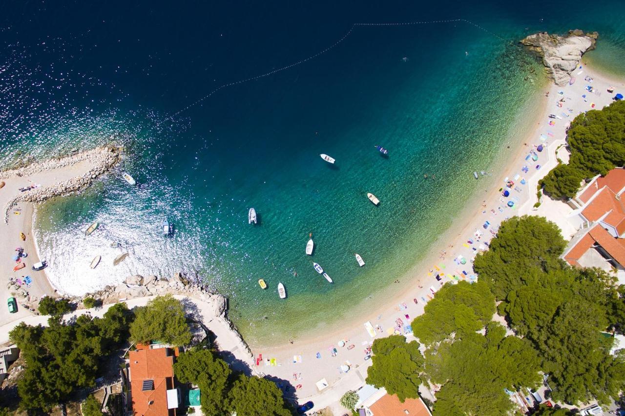 Apartments By The Sea Brela, Makarska - 16065 Екстериор снимка